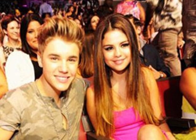 Justin Bieber e Selena Gomez são flagrados cheirando cocaína, diz site