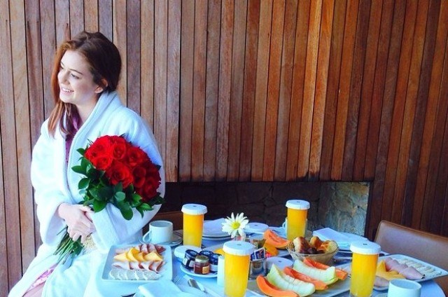 Marina Ruy Barbosa posa com flores no dia de seu aniversário