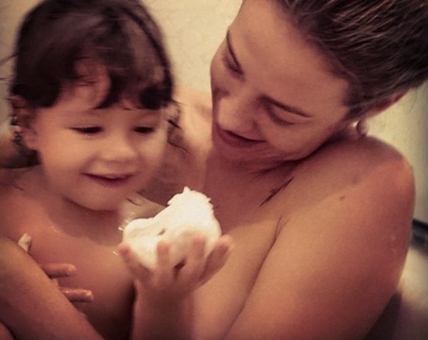Nua, Luana Piovani aparece em foto no banho com o filho