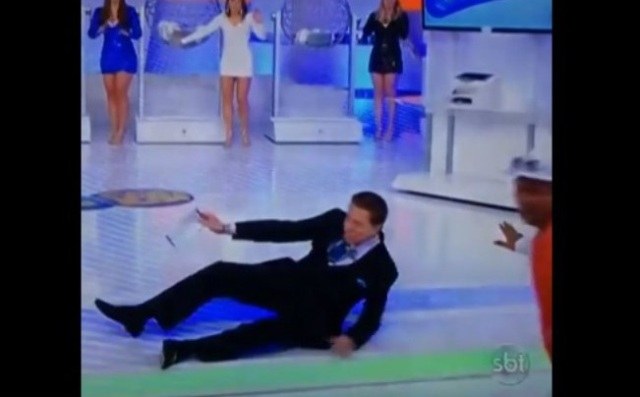 Silvio Santos tropeça e cai no palco durante sorteio da Tele Sena