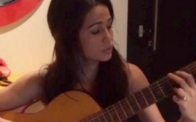 Nanda Costa solta o gogó e grava vídeo para fãs no Instagram
