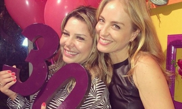 Fernanda Souza ganha festa surpresa para comemorar seus 30 anos