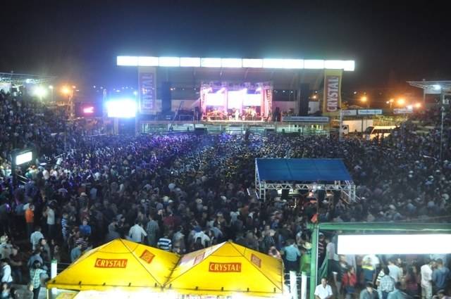 Público prestigia show de Gino e Geno na primeira noite da Expovil