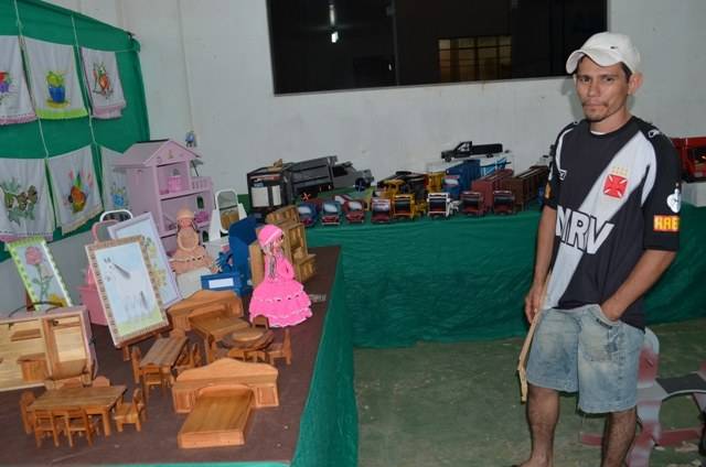 Artesão coloradense faz arte com reaproveitamento de madeiras