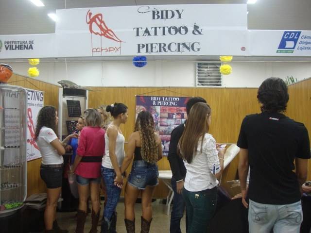 Estande de estúdio de tatuagem chama atenção na Expovil