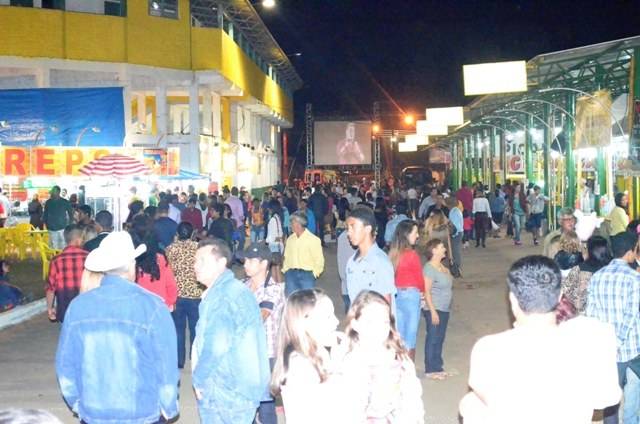 Terceira noite da Expovil tem show gospel e bingo de um veículo