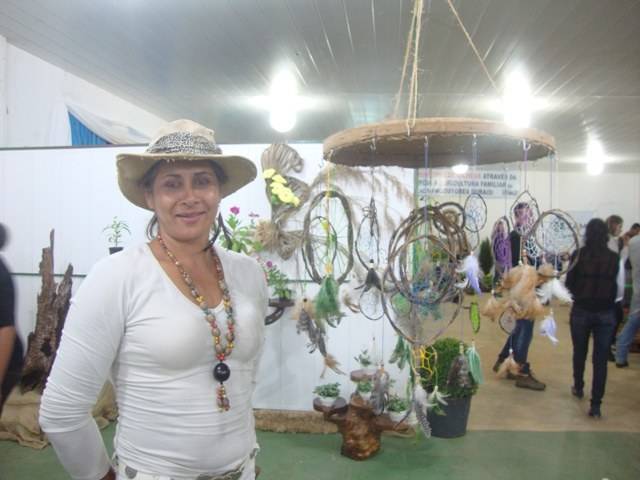 Sitiante que produz artesanato rústico faz sucesso em feira agropecuária