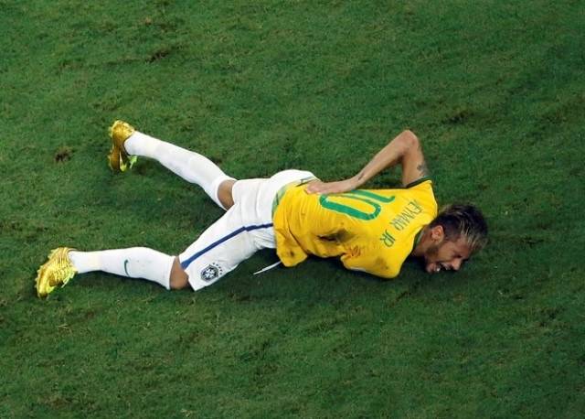 "Hoje vou assistir ao jogo do lado de fora", diz Neymar na web