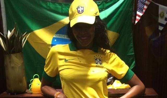 Naomi Campbell posa com camisa da seleção brasileira: "Go Brazil"