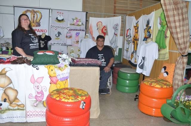 Artesão reaproveita pneus para fazer bancos e expõe trabalho na Expovil