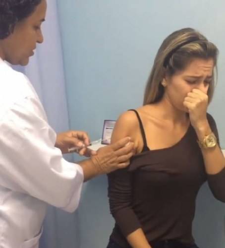 Ex-BBB Adriana grita e tampa o nariz ao tomar vacina