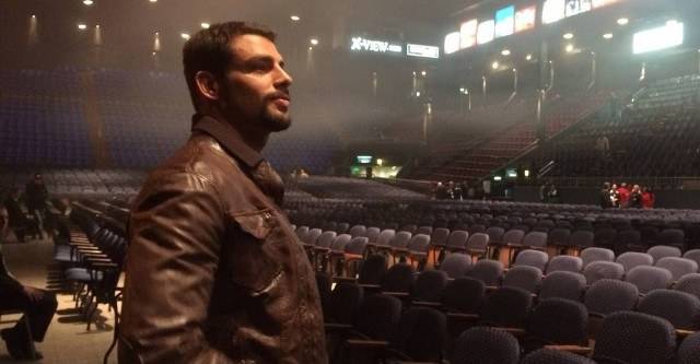 Cauã Reymond precisa de dois seguranças para sair de hotel na Argentina