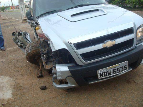 Fujão | MOTORISTA ABANDONA CAMINHONETE APÓS ACIDENTE NA MAJOR