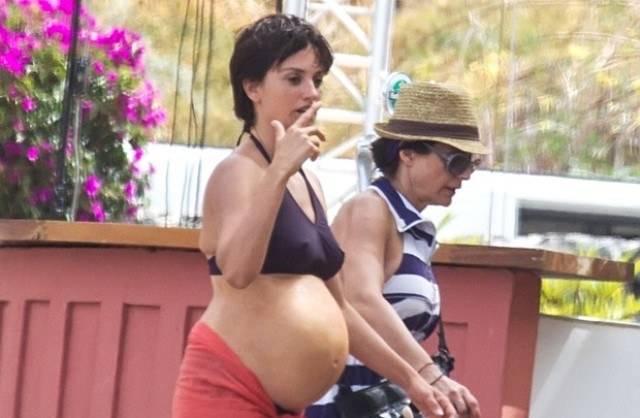 Penélope Cruz usa barriga falsa de grávida para filmagem na Espanha