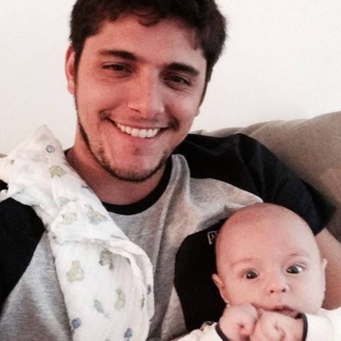 Bruno Gissoni posa com o sobrinho bebê: "Dia de treinamento"
