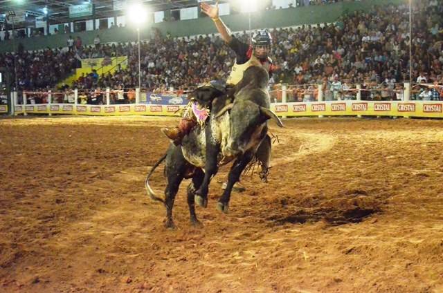 Noite de quinta-feira marca início do rodeio profissional na Expovil