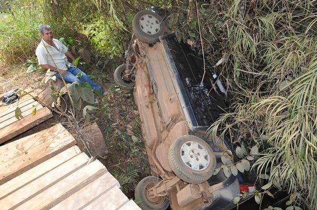 Pintor diz que vai processar prefeitura de Vilhena após carro despencar em ponte