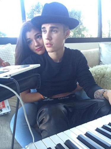 Justin Bieber aparece em clima de romance com modelo
