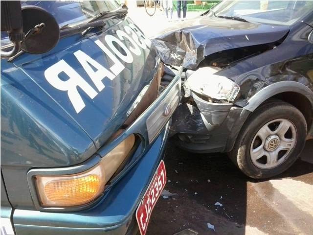 Teste do bafômetro comprova embriaguez de motorista que atingiu van escolar