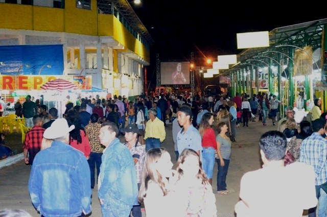 Shows com Padre Fábio de Melo Brenno Reis e Marco Viola agitam sábado de Expovil