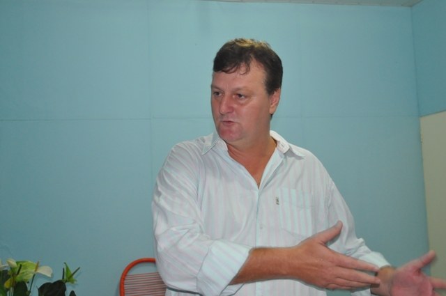Graebin visita estande da FOLHA na Expovil e garante: “sou candidato”