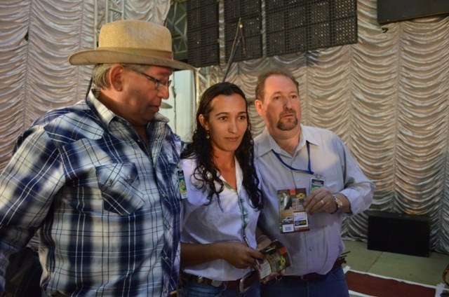 Moradora de Chupinguaia leva sozinha carro da penúltima noite de Expovil
