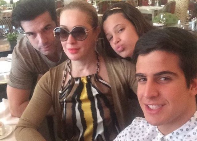 Claudia Raia tira selfie com filhos e namorado em Londres