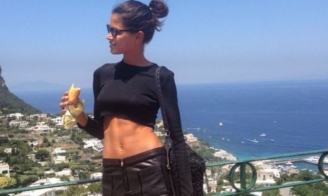 De barriga de fora, Raica Oliveira come pizza frita em Capri