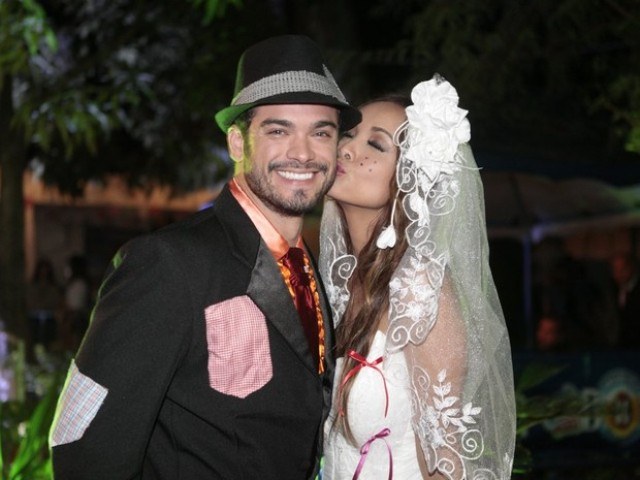 Carol Nakamura e Sidney Sampaio se casam em festa julina: "Aquecimento"