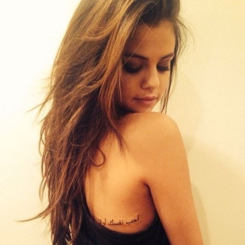 Selena Gomez tatua frase em árabe: "Amar a si mesmo em primeiro lugar"