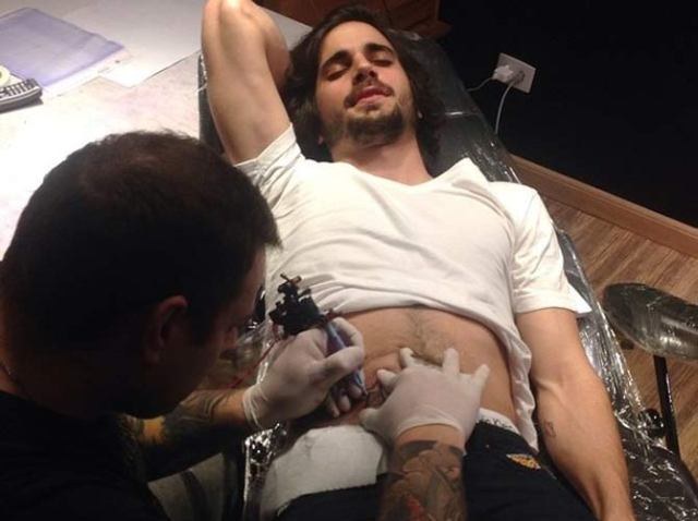 Fiuk não pensa no futuro e faz tatuagem na barriga