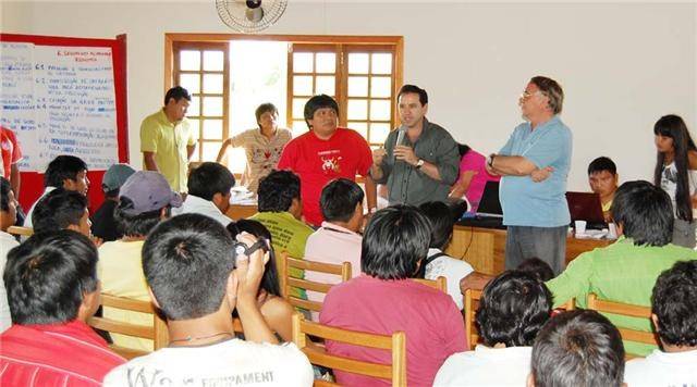 NATAN SE REÚNE COM ÍNDIOS SURUÍ EM CACOAL