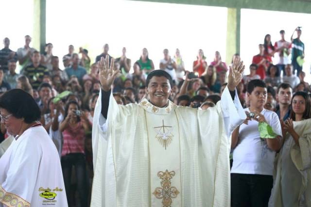 Em Cerejeiras, filho de pioneiros é ordenado a padre e celebra primeira missa