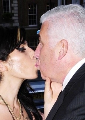 Pai de Amy Winehouse diz que fala com a cantora três anos após sua morte
