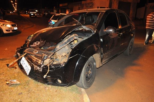 Carro bate em carreta: passageiro passa mal e é levado ao Hospital Regional
