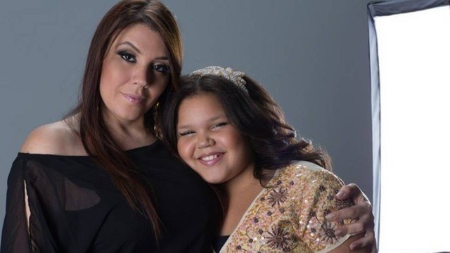 Simony anuncia que filha de 11 anos vai cantar em seu DVD e rebate ofensa
