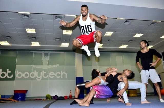 Naldo treina salto acrobático para show de seus 15 anos de carreira