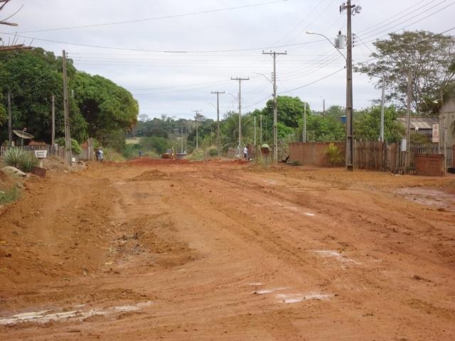 Rua vira atoleiro e caminhões ficam “garrados” próximo a laticínio em Cerejeiras