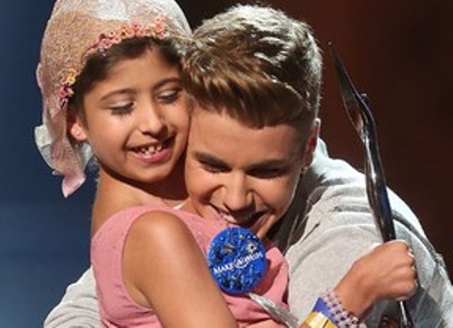 Justin Bieber recebe troféu e diz: "É para isso que eu vivo"