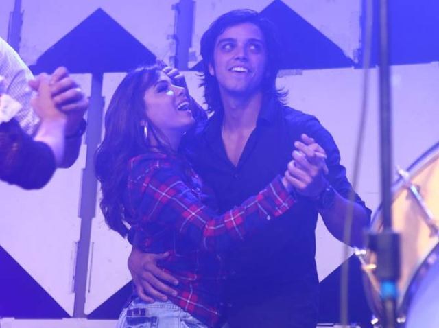 Anitta dança com Rodrigo Simas e troca telefone com Chay Suede
