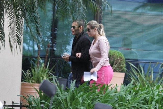 Com febre, Andressa Urach vai a hospital após lipoaspiração nas pernas