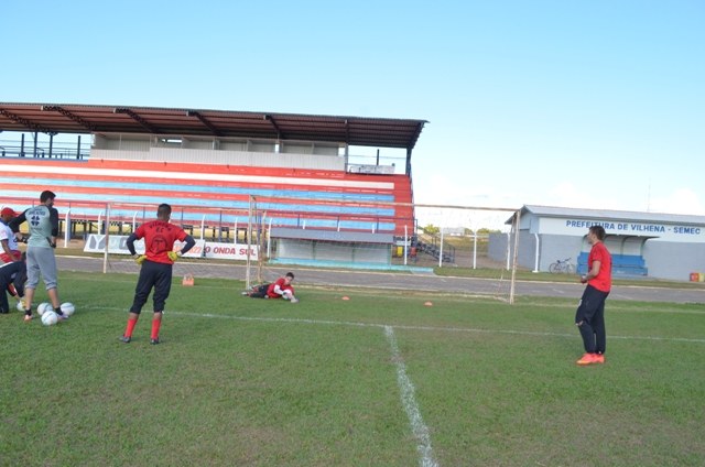 Vilhena treina leve antes de partida decisiva contra Rolim de Moura