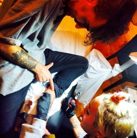 Miley Cyrus e amigo fazem tatuagem um no outro