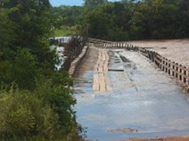 Ponte que “entortou” há mais de seis meses continua interditada em Chupinguaia