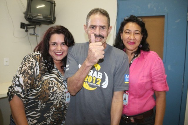 Servidores de hospital fazem festa para paciente que sobreviveu a overdose