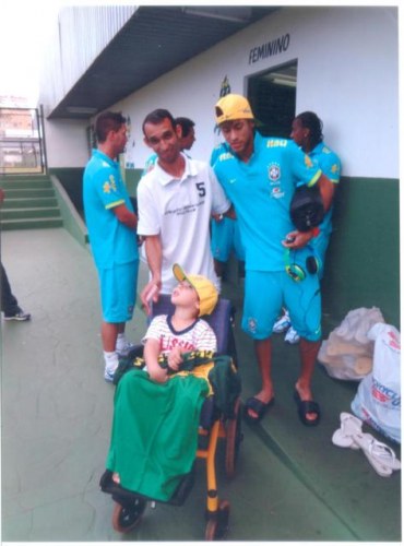 Vilhenense organiza leilão com camisas de craques para ajudar filho paraplégico