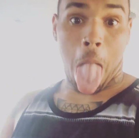 Chris Brown mostra que emagreceu e faz piada de mau gosto