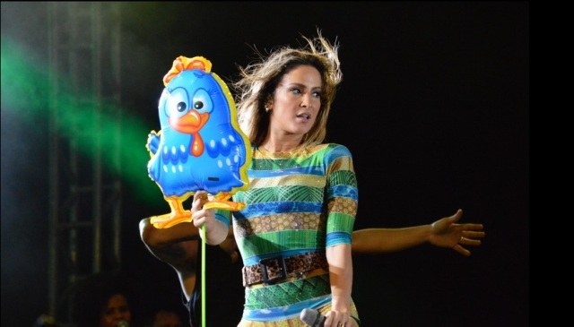 Claudia Leitte faz show com Galinha Pintadinha