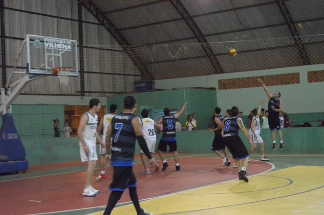 Basquete Masculino de Vilhena vence Ji-Paraná e está na semifinal do JIR