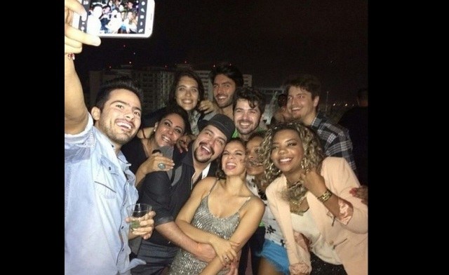 Bruna Marquezine reúne famosos em festa babado antes de embarcar para os EUA